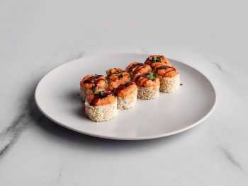 Запеченный ролл с салатом и лососем