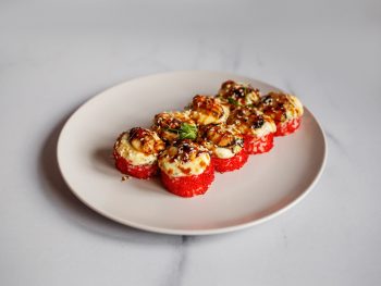 Запеченный ролл с мидиями и лососем