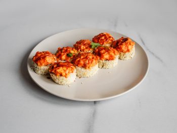 Запеченный ролл с сурими и лососем